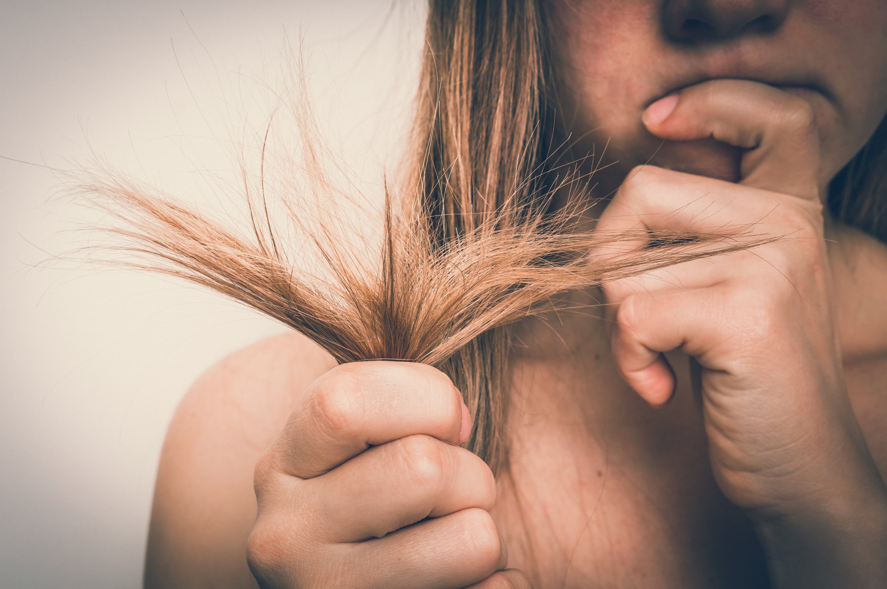 Las siliconas sintéticas en el cuidado del cabello: Impactos y alternativas.